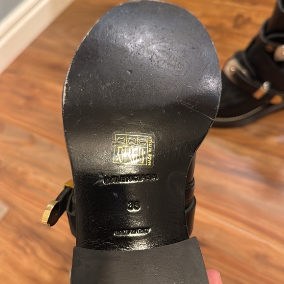 BALENCIAGA iconic buckle boot. Size 38 in European - Picture 2 of 4